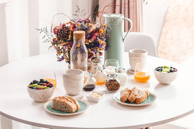 Colazione con pane, frutta e cibo fresco